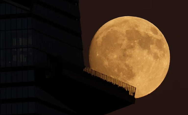 القمر العملاق المعروف أيضا باسم "قمر الحصاد"