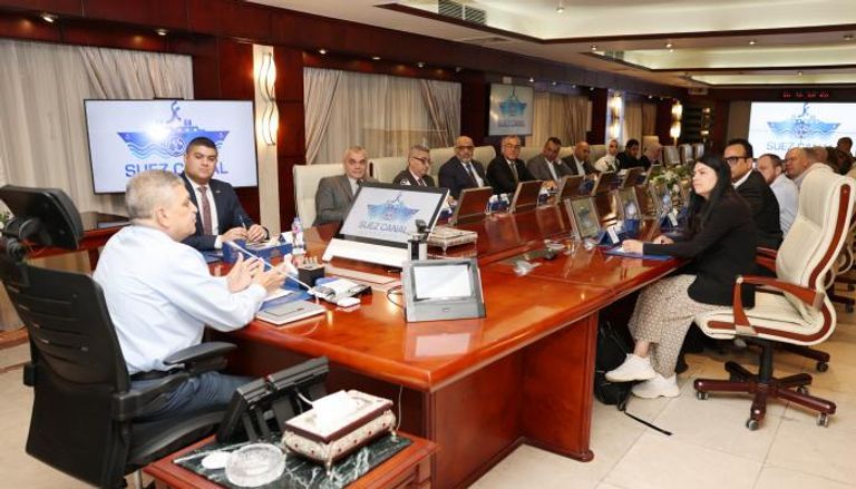 الفريق أسامة ربيع مع وفد شركة ميرسك العالمية قناة السويس - أرشيفية