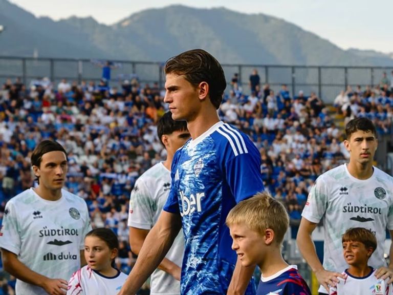 نيكو باز الفرنسي أوريلين تشواميني