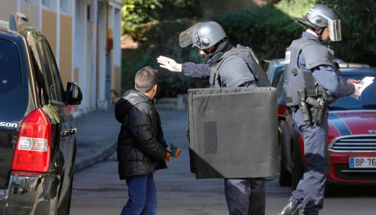 نار مشتعلة قرب مدرسة تفضح شبكة لتجارة المخدرات