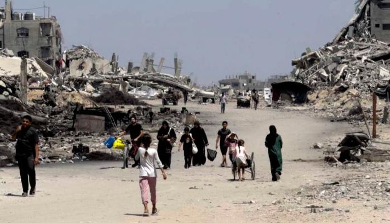 فلسطينيون وسط الدمار بغزة