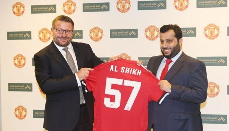 تركي آل الشيخ يحمل قميص مانشستر يونايتد