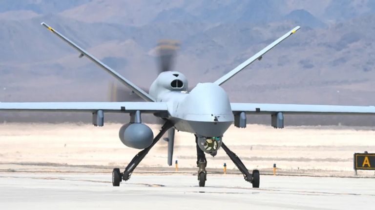 طائرة إم كيو-9 ريبر تتأهب للطيران في قاعدة كريتش الجوية