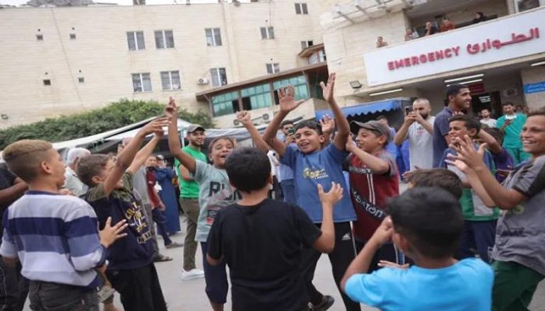 أطفال غزة يحتلفون بانتهاء الحرب