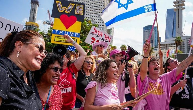 إسرائيليون يحتفلون في تل أبيب 