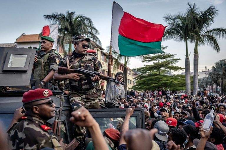 محتجون يدخلون ساحة 13 مايو تحت حماية قوة من الجيش