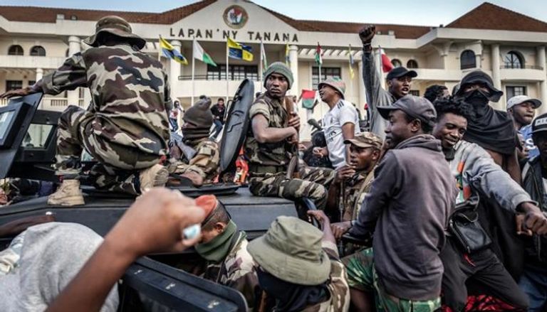 محتجون يدخلون ساحة 13 مايو تحت حماية قوة من الجيش