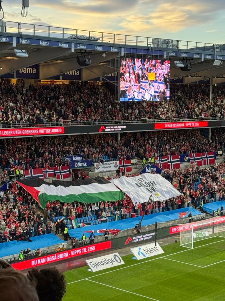 علم فلسطين في مدرجات ملعب أوليفال في أوسلو