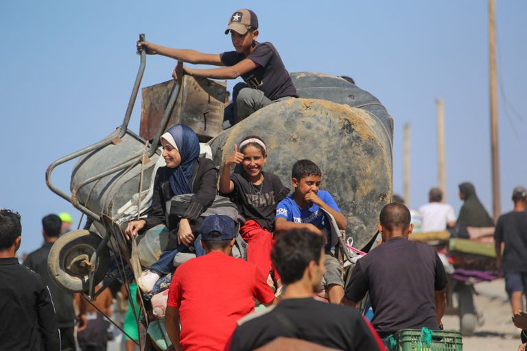 نازحون يسلكون طريق الرشيد نحو مدينة غزة