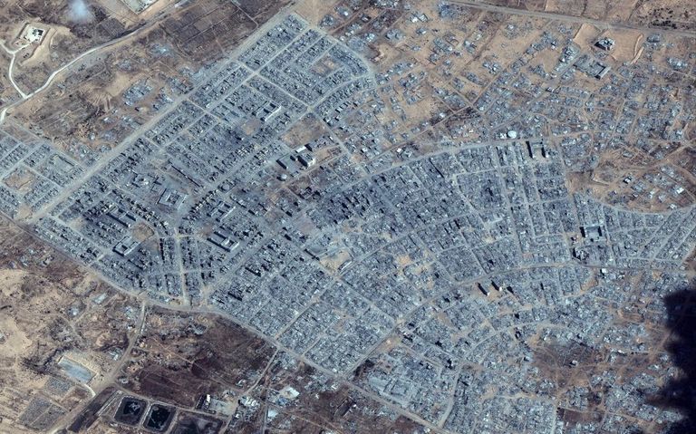 نازحون يسلكون طريق الرشيد نحو مدينة غزة