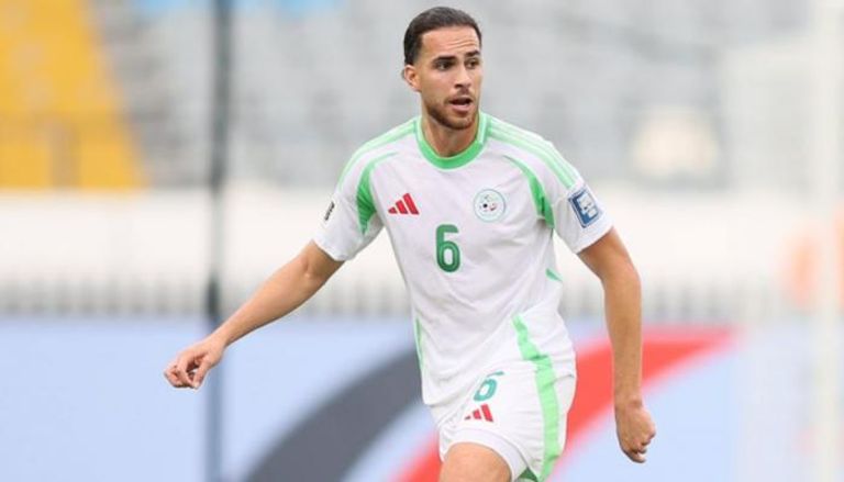 زروقي لاعب منتخب الجزائر