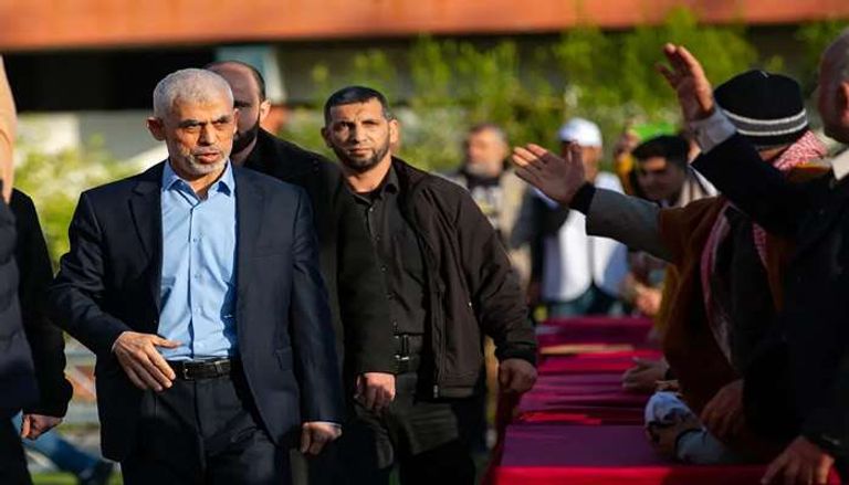 عناصر من حماس خلال عملية تسليم الرهائن