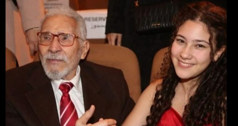 مريم أبو زهرة رفقة والدها 