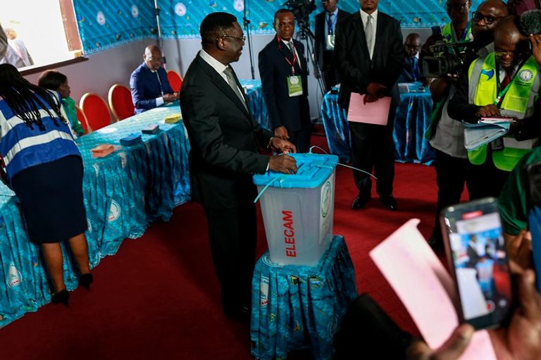 ناخب كاميروني يدلي بصوته