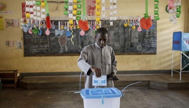 ناخب كاميروني يدلي بصوته