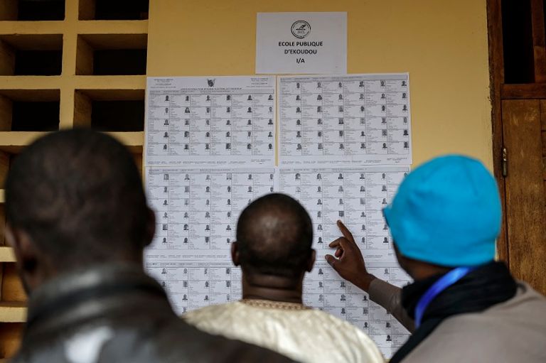 ناخب كاميروني يدلي بصوته