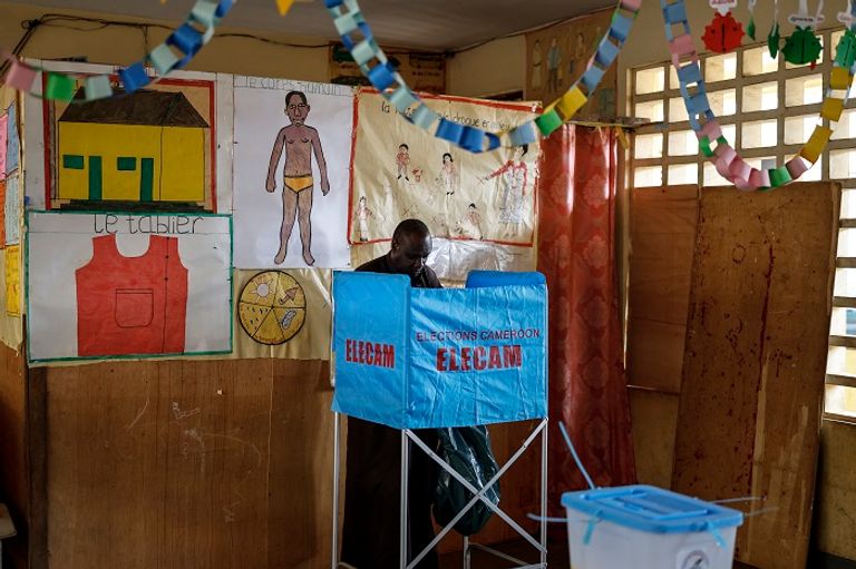 ناخب كاميروني يدلي بصوته