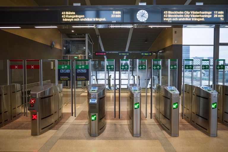 بوابات العبور داخل إحدى محطات القطار الأوروبي الاتحاد الأوروبي يبدأ النشر التدريجي لنظام الحدود الرقمية