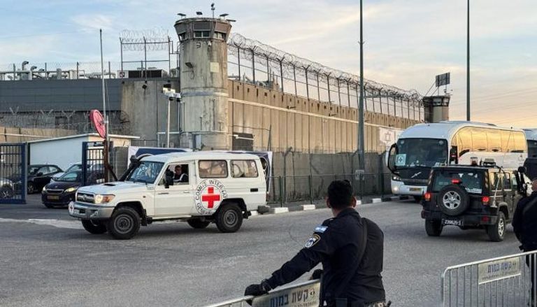 سيارة للصليب الأحمر متوقفة أمام سجن إسرائيلي بالضفة- أرشيفية