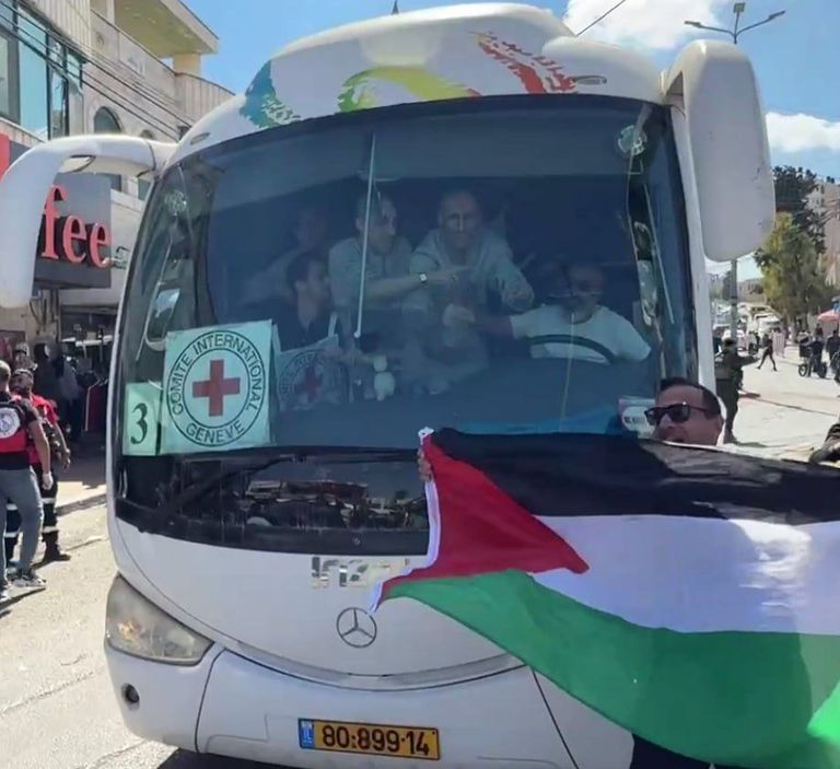 أسرى فلسطينيون لدى وصولهم إلى رام الله في الضفة الغربية
