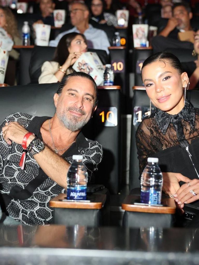 هادي الباجوري مع عدد من الفنانين وخطيبته