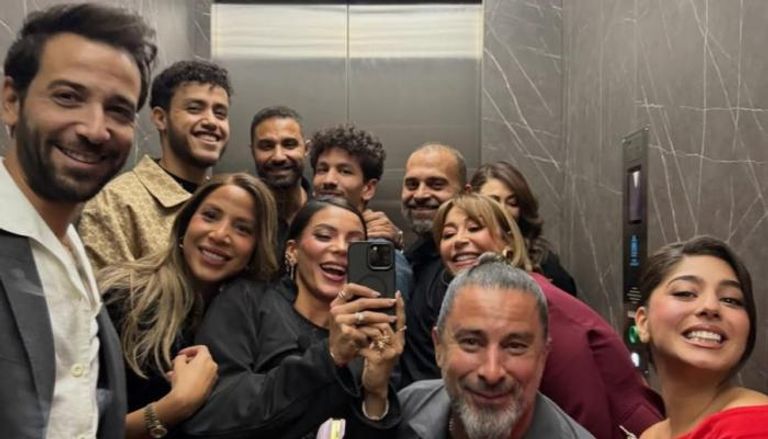 هادي الباجوري مع عدد من الفنانين وخطيبته