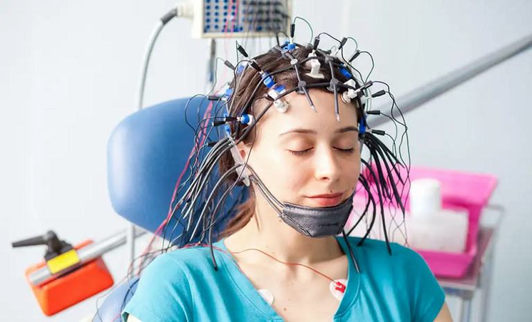 الباحث كريستيان جنسن يرتدي سماعة الرأس عالية الكثافة لمشروع LDAEP