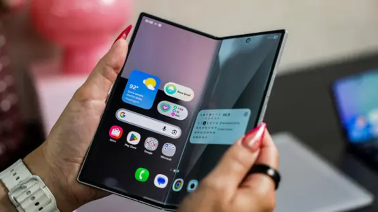 هاتف Galaxy TriFold القابل للطي
