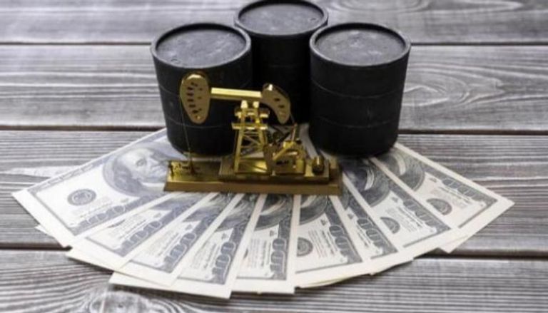 الذهب والنفط والدولار