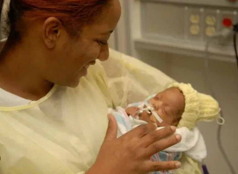  الاستماع لصوت الأم يعزز نمو مسارات اللغة في دماغ الأطفال الخدج.