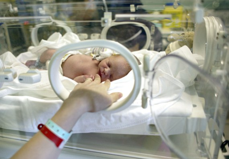  الاستماع لصوت الأم يعزز نمو مسارات اللغة في دماغ الأطفال الخدج.