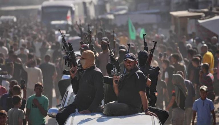عناصر من حماس وسط المواطنين في غزة
