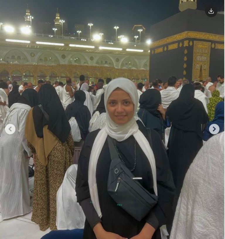 سهر الصايغ تؤدي العمرة