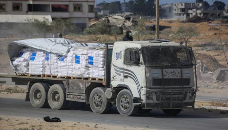 شاحنة محملة بمساعدات على طريق في دير البلح