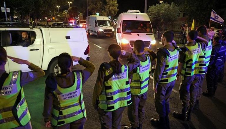 جنود إسرائيليون يؤدون التحية لجثث كانت تحتجزها حماس