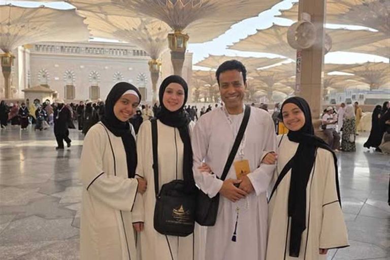 سامح حسين يؤدي العمرة