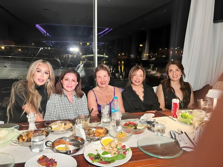 إلهام شاهين ونجوم الفن الفنانة إلهام شاهين والفنان محمود حميدة