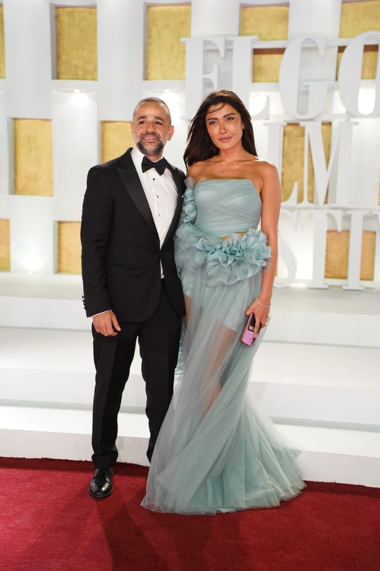 طه دسوقي وزوجته في الجونة