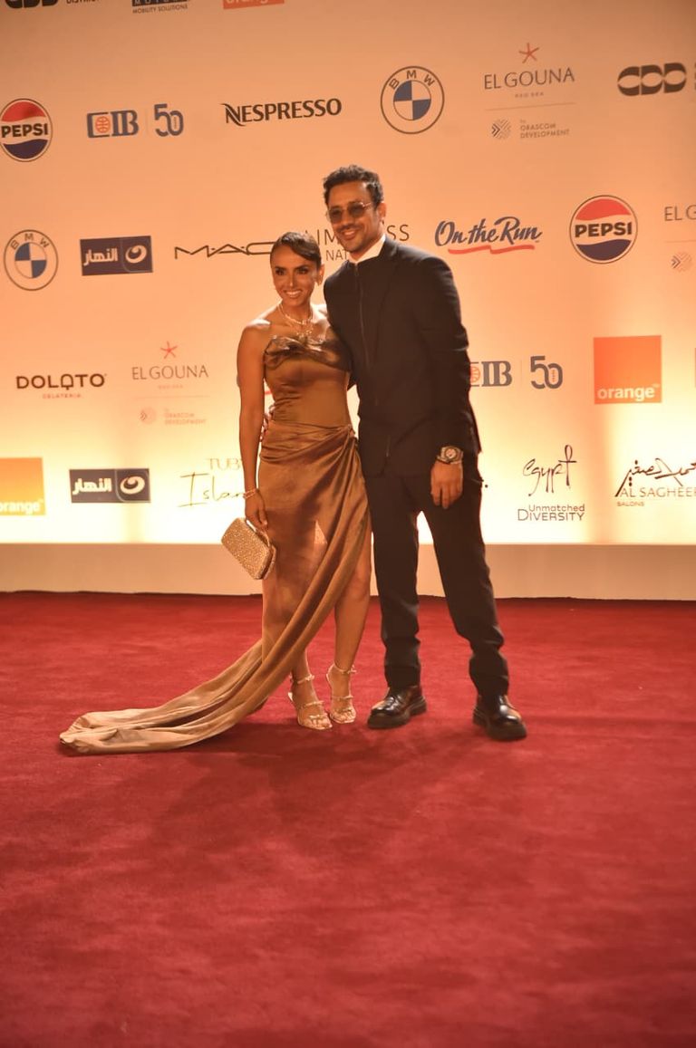 طه دسوقي وزوجته في الجونة