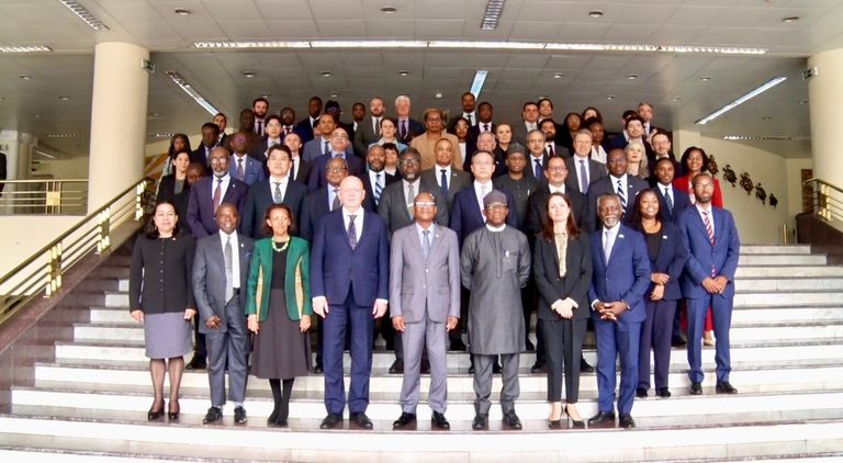 جانب من جلسة المشاورات