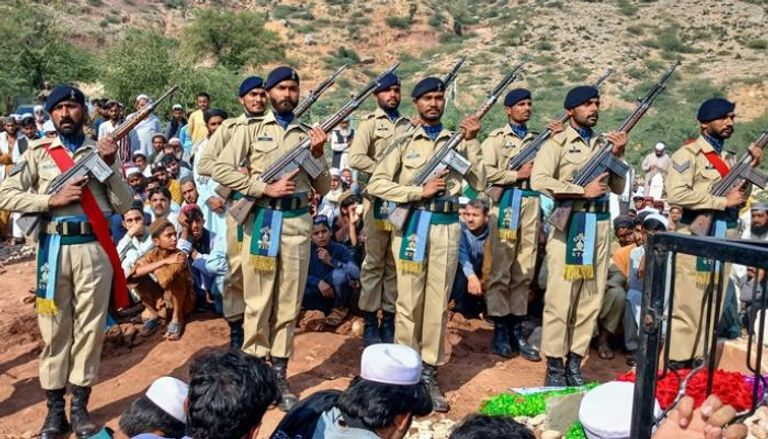 حرس الشرف خلال مراسم جنازة جندي قتل على الحدود مع أفغانستان