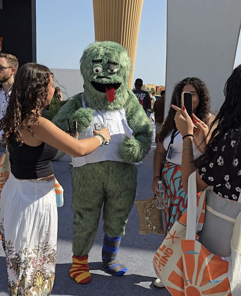 شخصية كرتونية تروّج لفيلم "السادة الأفاضل"