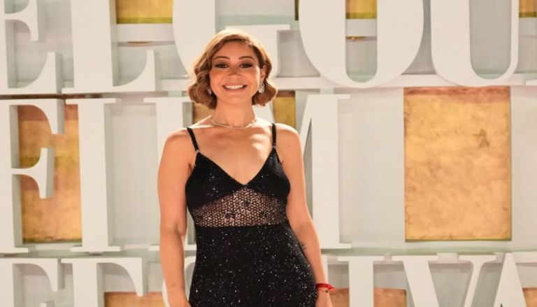 يسرا تكرم منة شلبي في مهرجان الجونة 2025