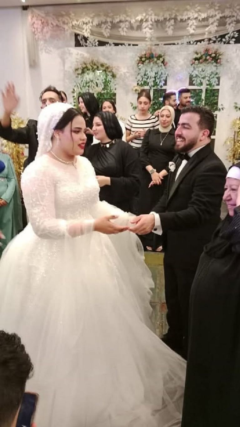 العروسان   