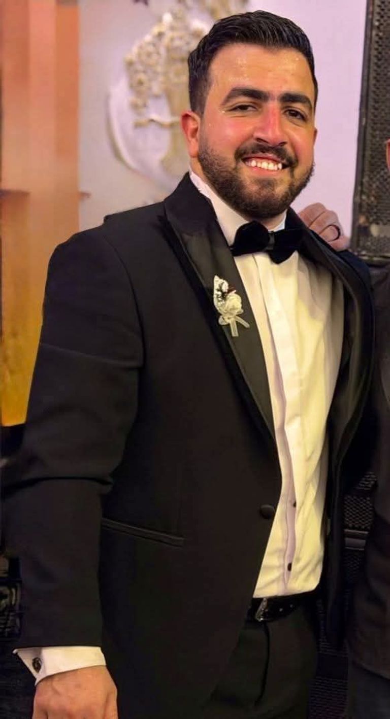 العروسان   