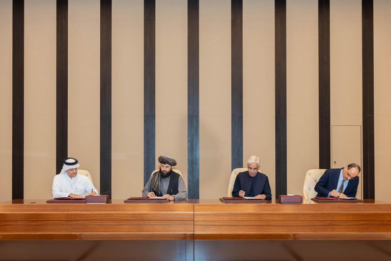 جانب من مراسم توقيع الاتفاق في الدوحة