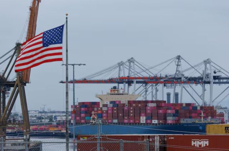 الحرب التجارية بين أمريكا والصين تلقي بظلالها على توقعات الاقتصاد العالمي