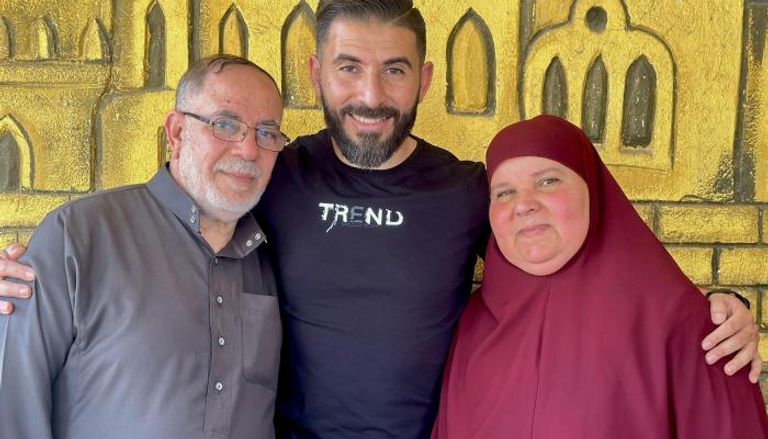 البلوغر محمد النجار ووالداه
