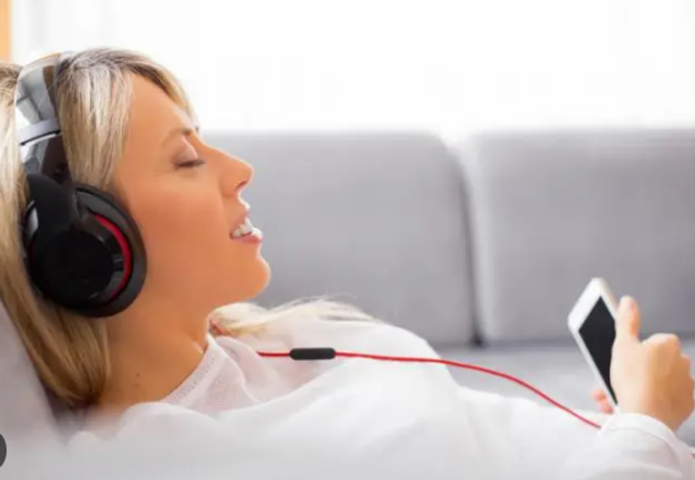 الممرض رود ساليساي يعزف للمرضى في أحد أجنحة مستشفى جامعة كاليفورنيا