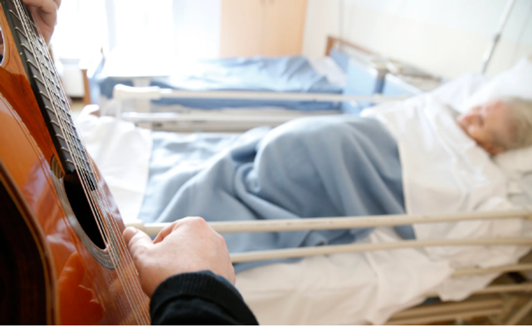 الممرض رود ساليساي يعزف للمرضى في أحد أجنحة مستشفى جامعة كاليفورنيا